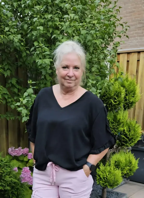 Zwarte blouse met ruffle mouw - Afbeelding 2